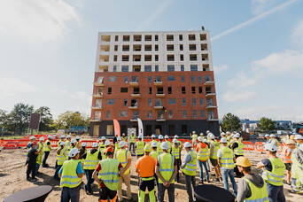 "Merks mājas" projektā "Lucavsala" svin pirmos spāru svētkus - pabeigti 44% no būvniecības darbiem