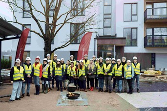 Kaamos kopā ar Ābeļziedu terases iemītniekiem Teikā iestāda ābeļdārzu