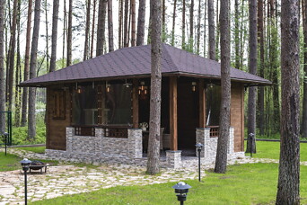 Tuvāk dabai: atpūta lapenē ar vasaras virtuvi jebkuros laika apstākļos