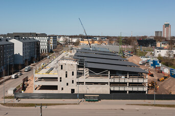 "Vastint Latvia" svin Spāru svētkus daudzstāvu autostāvvietā Daibes 27