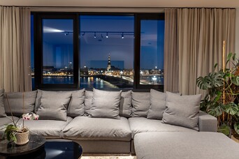 Reta iespēja pašmāju dzīvokļu tirgū: penthouse ar Vecrīgas panorāmu pie kājām