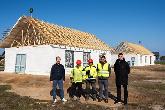 Nosvinēti spāru svētki projekta "Cherry" jaunajām privātmājām labiekārtotajā ciematā "Dailas" Ādažos