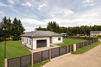 В поселке Lapsas Бабитской волости последние свободные дома