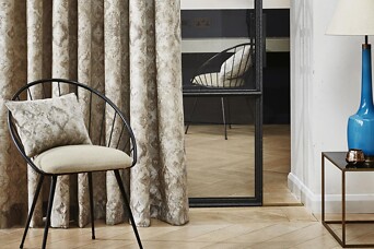 Māksla izvēlēties aizkarus: špikeris no dizaineres, lai neaizšautu greizi