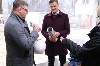 Imantas jaunā projekta Anniņmuižas Parka Rezidence pamatos iemūrē kapsulu