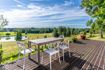 Bez tuviem kaimiņiem un elpu aizraujošu ainavu: lauku viensēta "Vecrozas" Rankas pagastā