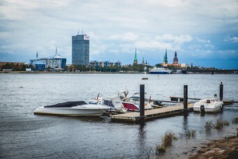 Ar skatu uz Vecrīgas baznīcu torņiem - unikālie mājokļu projekti Ķīpsalā