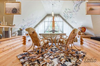 Дом из сруба в рустикальном стиле на берегу Балтийского моря