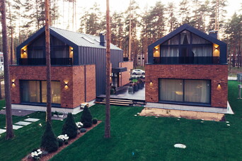 Skandināvu stila dvīņu māja "Mārsilos", kas neatstāj vienaldzīgu