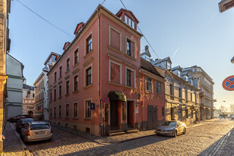 "Bīskapa kvartāla" īpašumus Vecrīgā izpārdos grupu pirkumā