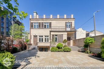 Dienas odziņa! Centrā pārdod autentiski atjaunotu privātmāju