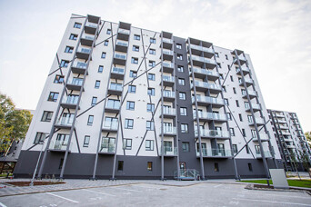 Ekspluatācijā nodod īrei paredzētu un speciāli šim mērķim projektētu daudzdzīvokļu ēku