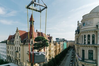 Uz projekta HOFT fasādes ar helikopteru izvieto kokus