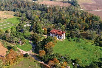 Pārdod Vormsātes pili, kuras teritorijā atrodas lielākais ošu parks Baltijā