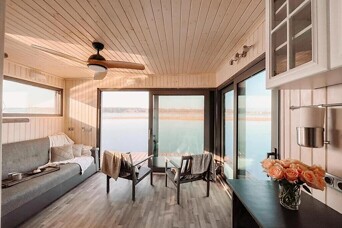 Ķēriens Airbnb biznesiņam: māja uz ūdens ar laivu garāžu Priedainē