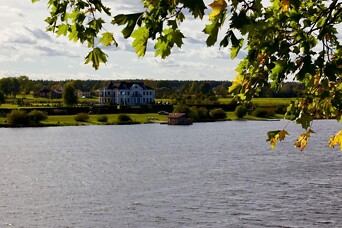 Zirņu sala - gleznainā sala, ko no trīs pusēm apskalo Daugavas ūdeņi