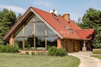 Нетипичное загородное имение на крутом берегу моря с винным погребом и зимним садом