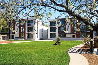 Aicina apmeklēt "Garden Apartments" – brīnišķīga dārza ieskautu projektu Mežaparkā