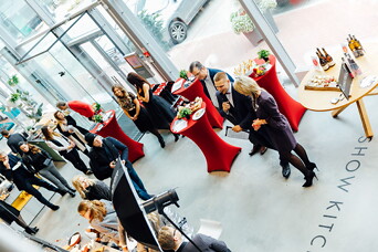 Знаменитые личности и любители интерьера наслаждаются первым Фестивалeм дизайна и вкуса