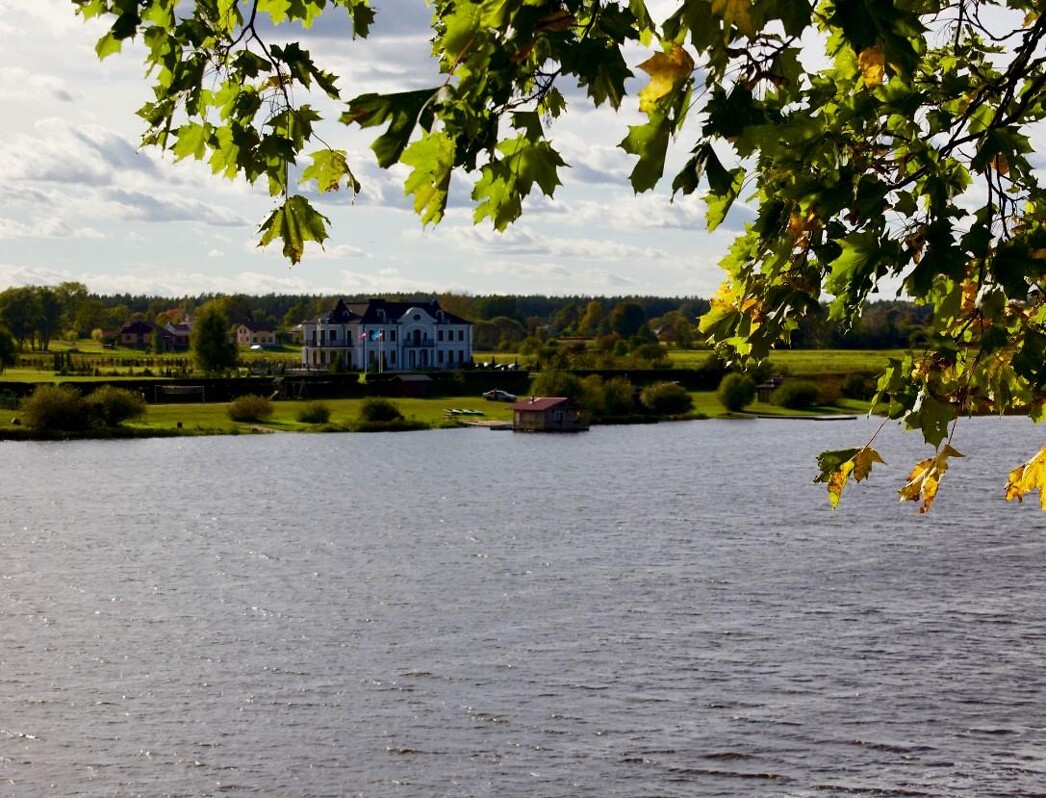Zirņu sala - kолоритный остров, с трех сторон омываемый водами Даугавы