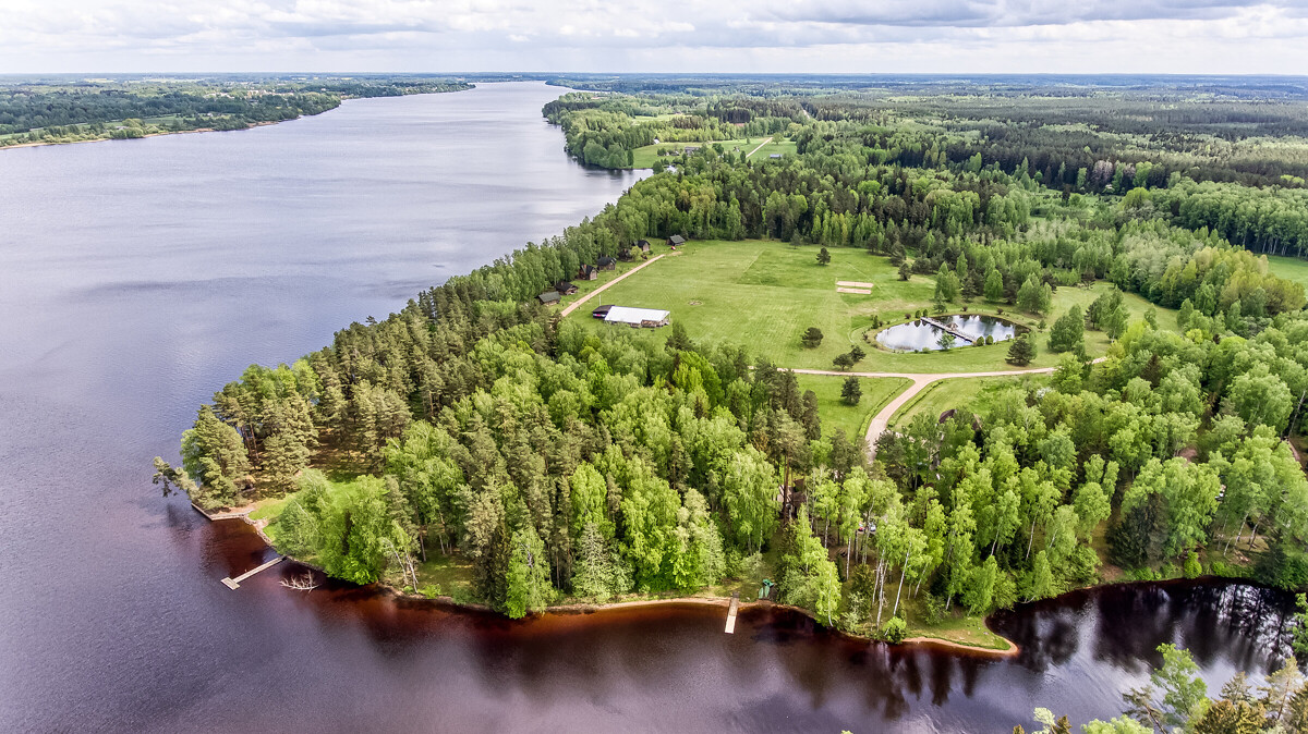 Pārdod atpūtas kompleksu "Puduri" Daugavas krastā