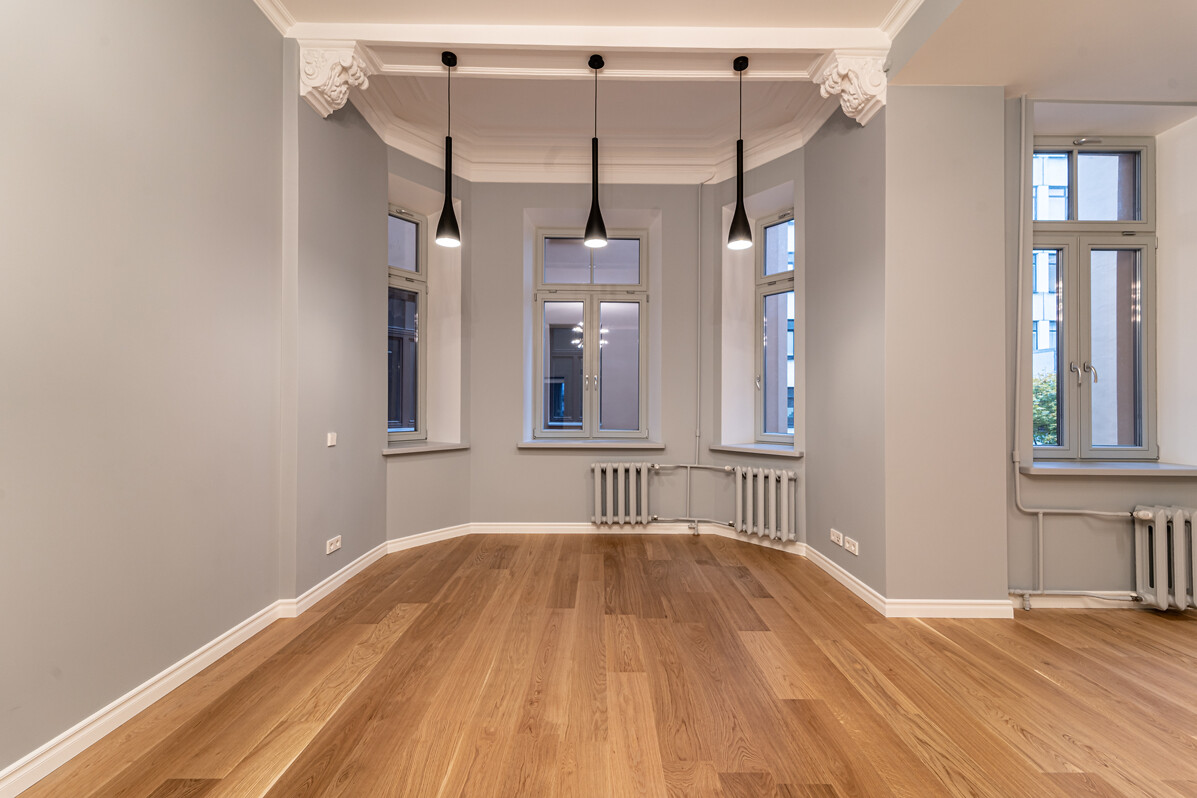 Закончена первая демо квартира в обновленном доме на улице Лачплеша 13, в Риге