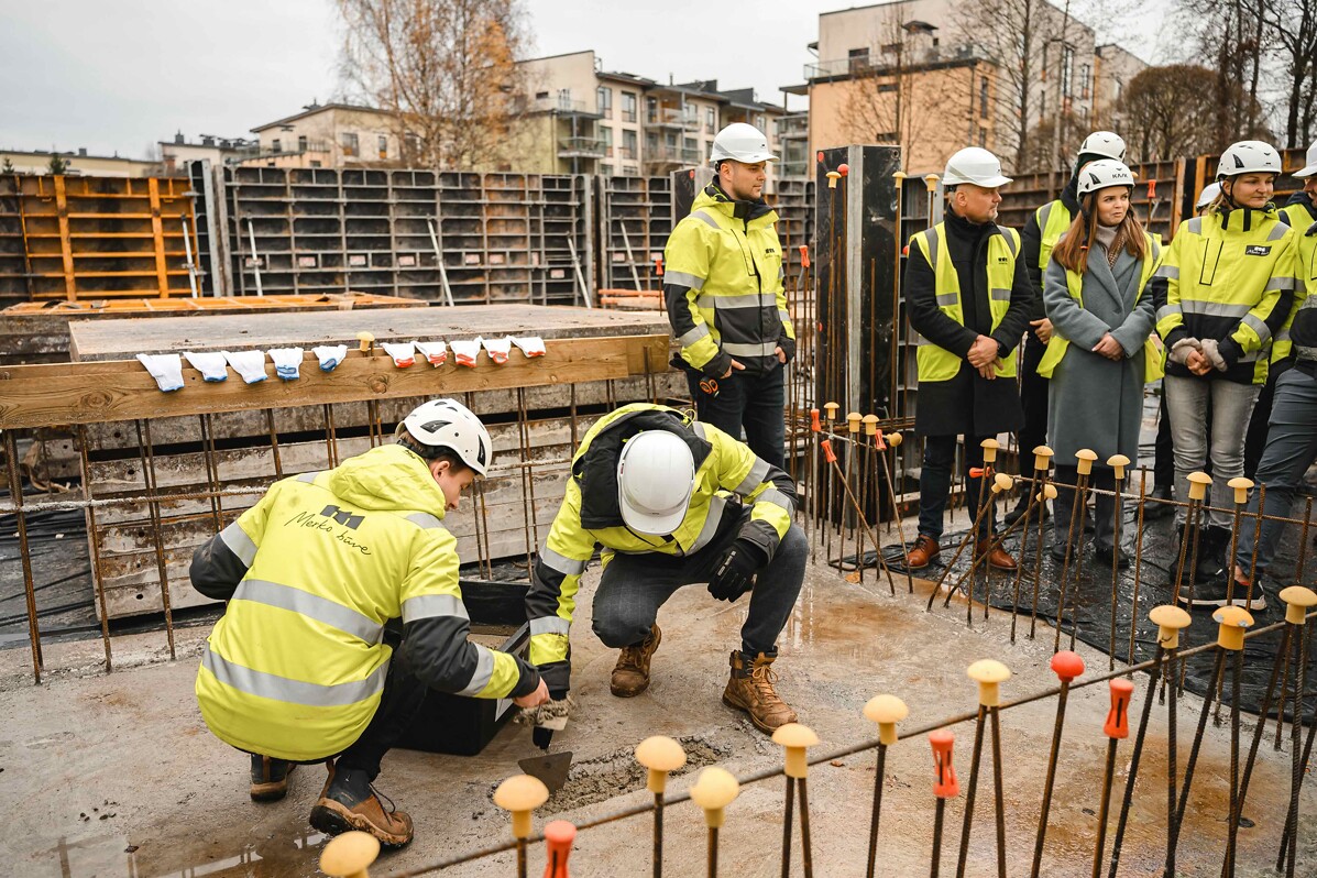 "Merko mājas" projekta "Mežpilsēta" trešās kārtas pamatos iemūrē laika kapsulu