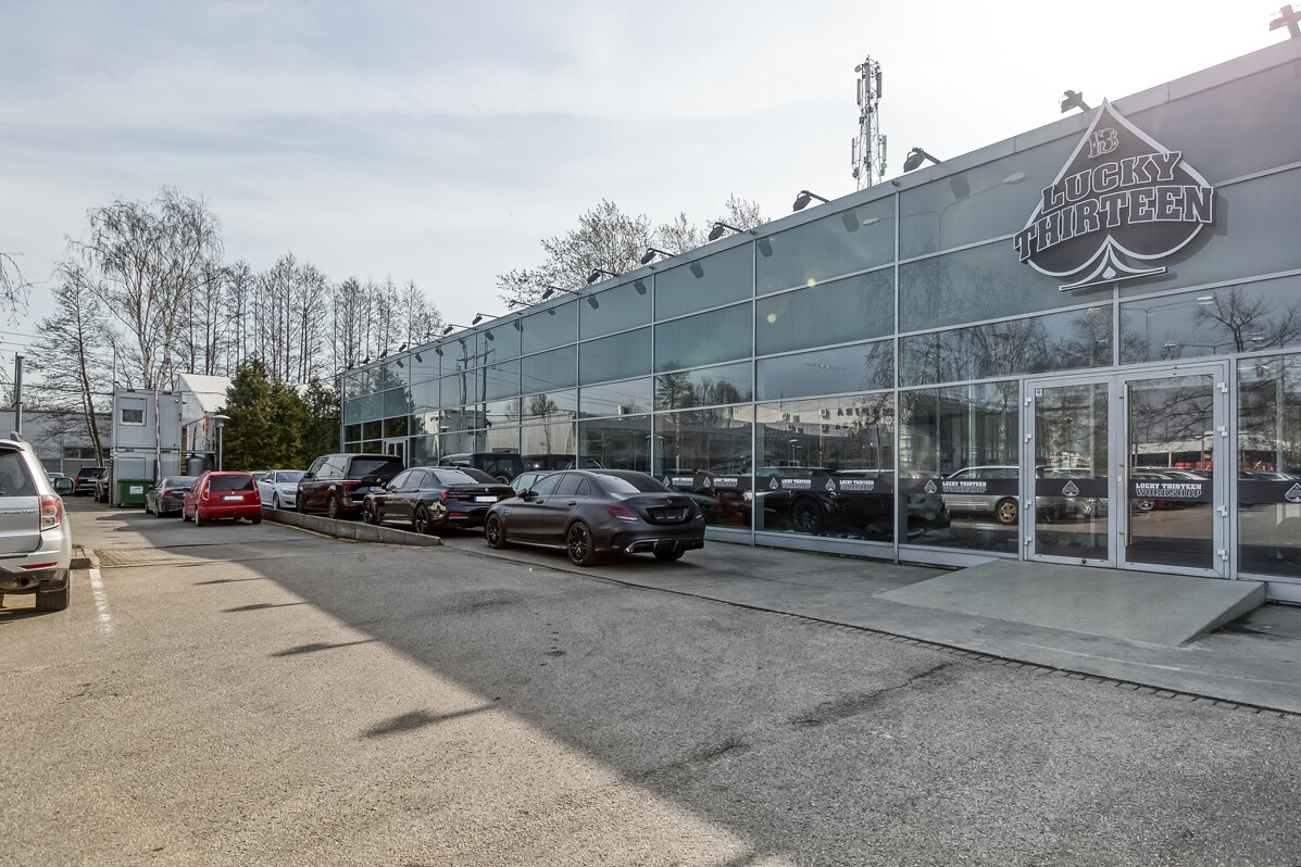 Kārļa Ulmaņa gatvē iegādei piedāvā modernu un energoefektīvu komercīpašumu ar "showroom"