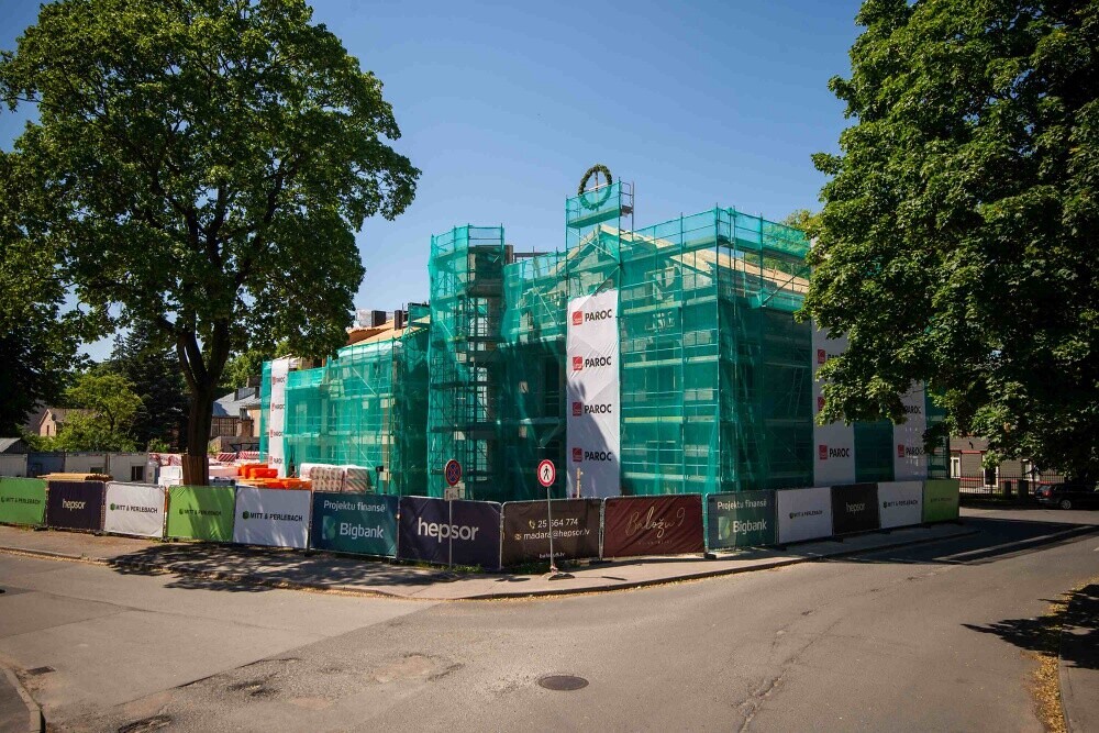 Daudzdzīvokļu projektā Baložu ielā 9 nosvinēti Spāru svētki